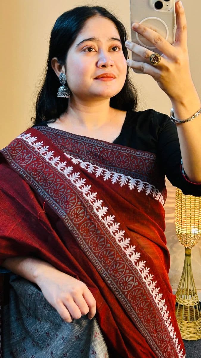 রক্তিম ঐতিহ্য হ্যান্ডপ্রিন্ট শাড়ি