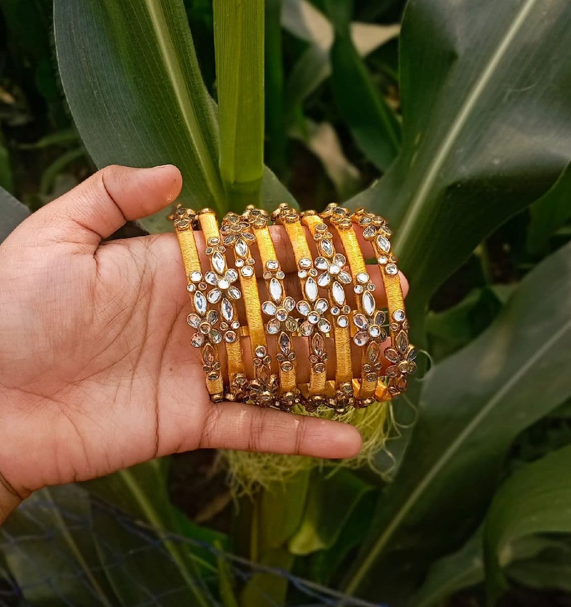 🌸 গোল্ডেন ক্রিস্টাল ফ্লোরাল চুড়ি সেট (Golden Crystal Floral Bangle Set)