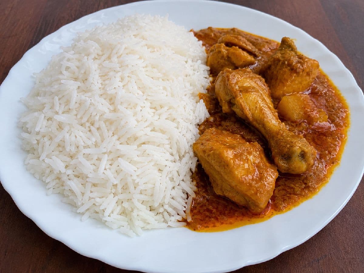 প্লেইন রাইস উইথ চিকেন কারি