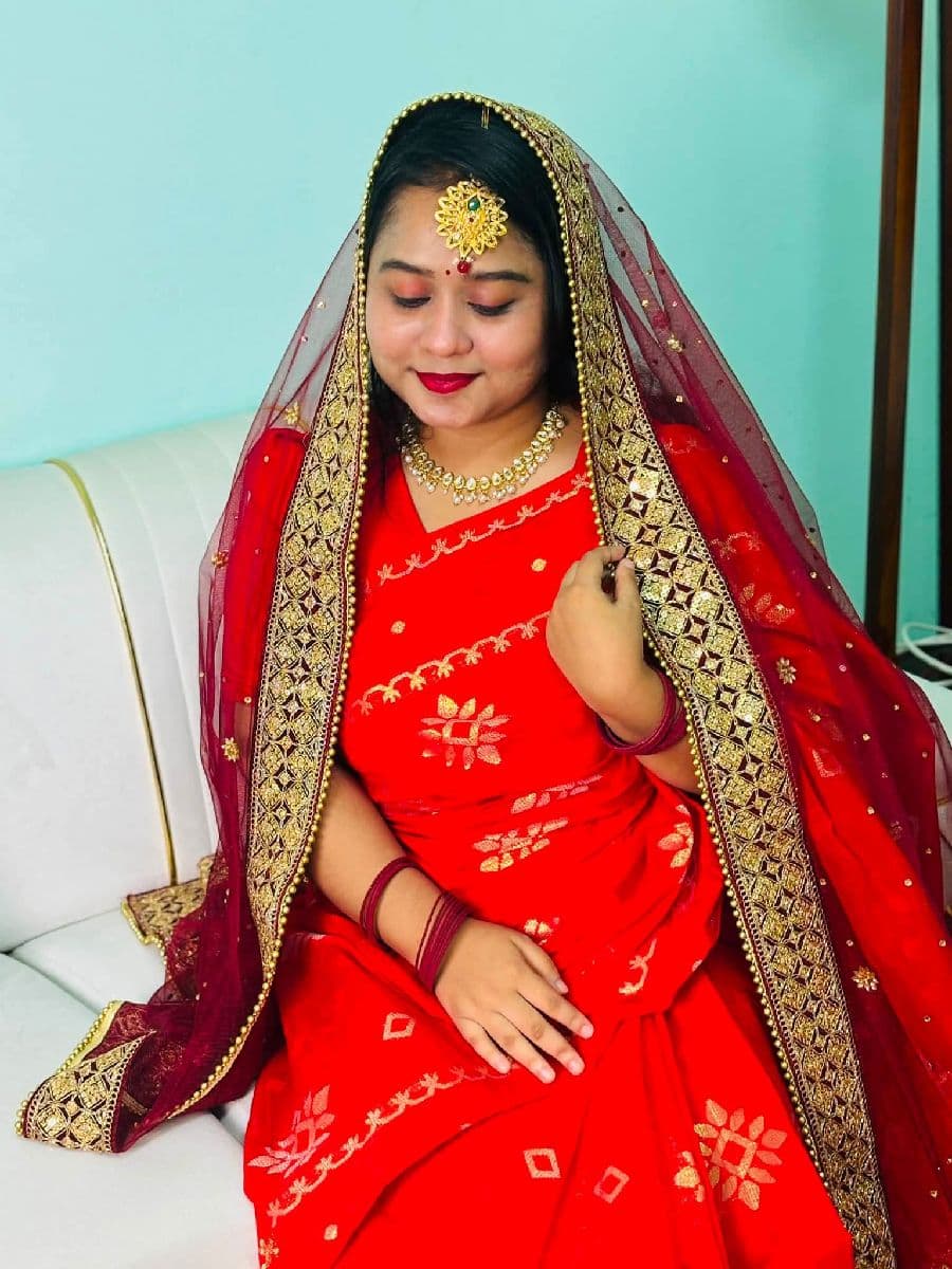 লাল টুকটুকে জামদানি শাড়ি