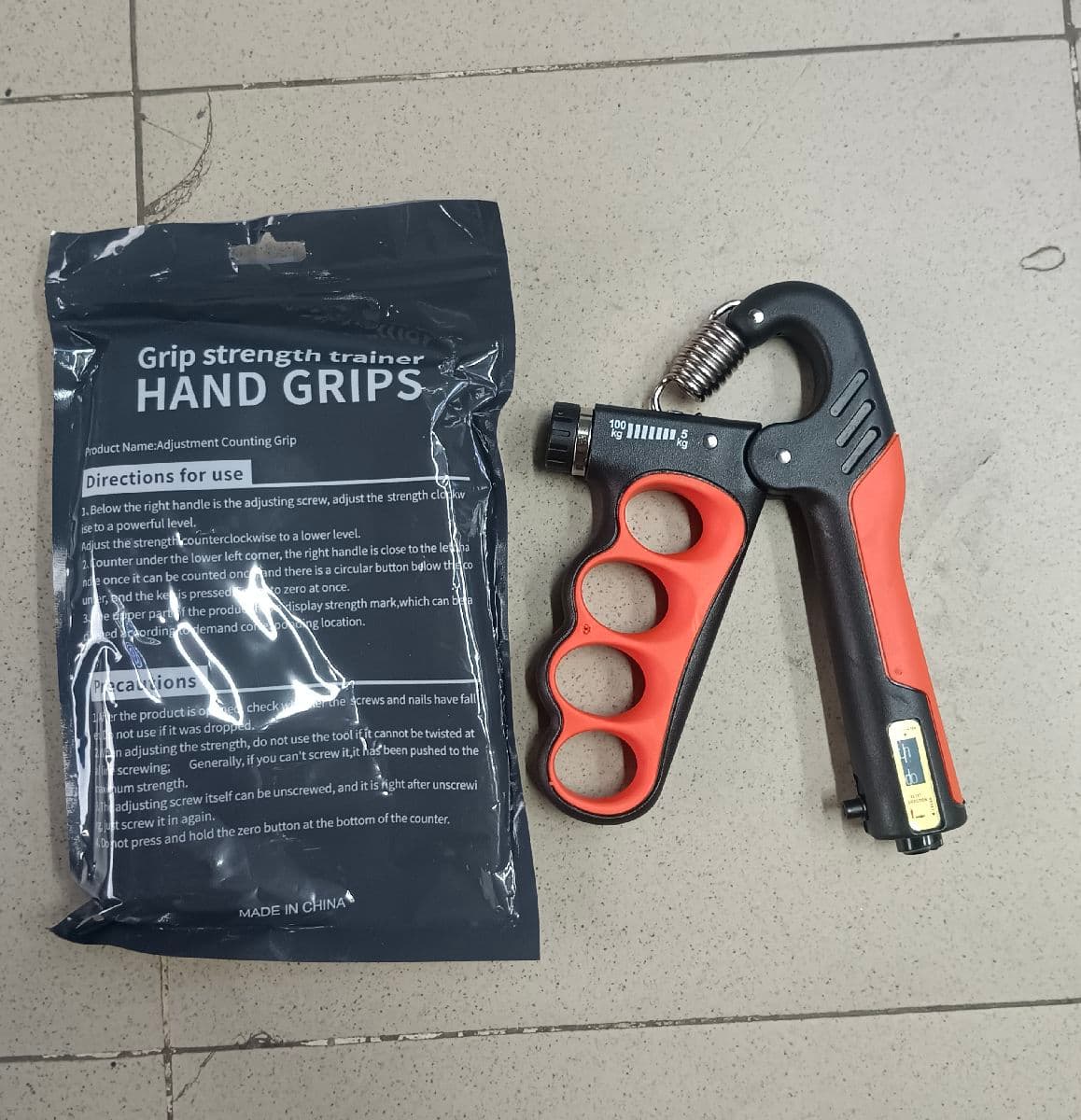Adjustable hand grip